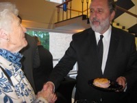 rosie-the-riveter-Anna-Hess-with-Ambassador-Henne-Schuwer-at-the-Embassy-of-The-Netherlands-May-4-2016